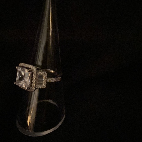 Platinum plated ring with Cubic zirconia as main stone and crystals surrounding - Picture 3 of 6